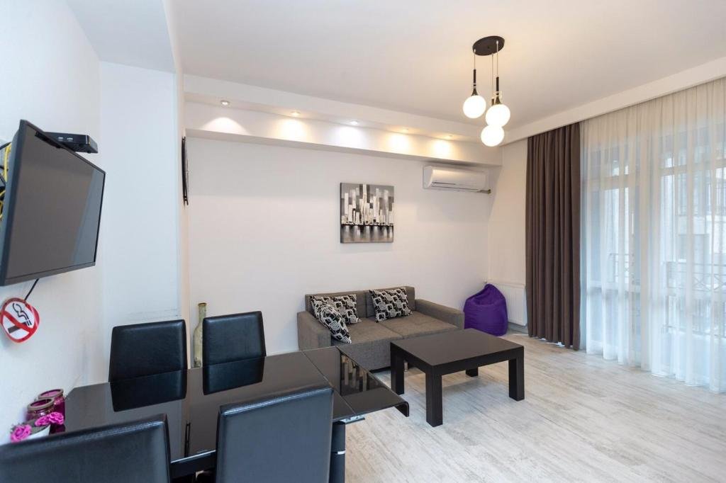 Тбилиси: Bright 2BR Apt & Balcony Near Liberty Square