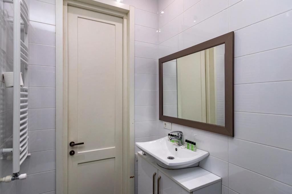 Тбилиси: Bright 2BR Apt & Balcony Near Liberty Square