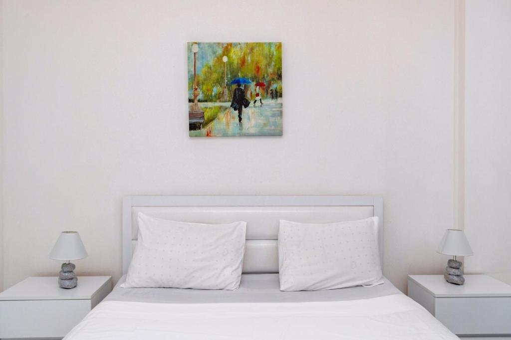 Тбилиси: Bright 2BR Apt & Balcony Near Liberty Square