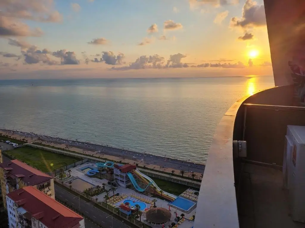 Батуми: 2 levels penthouse with a SUNSET SEA VIEW! Balcony and window 8x4m!