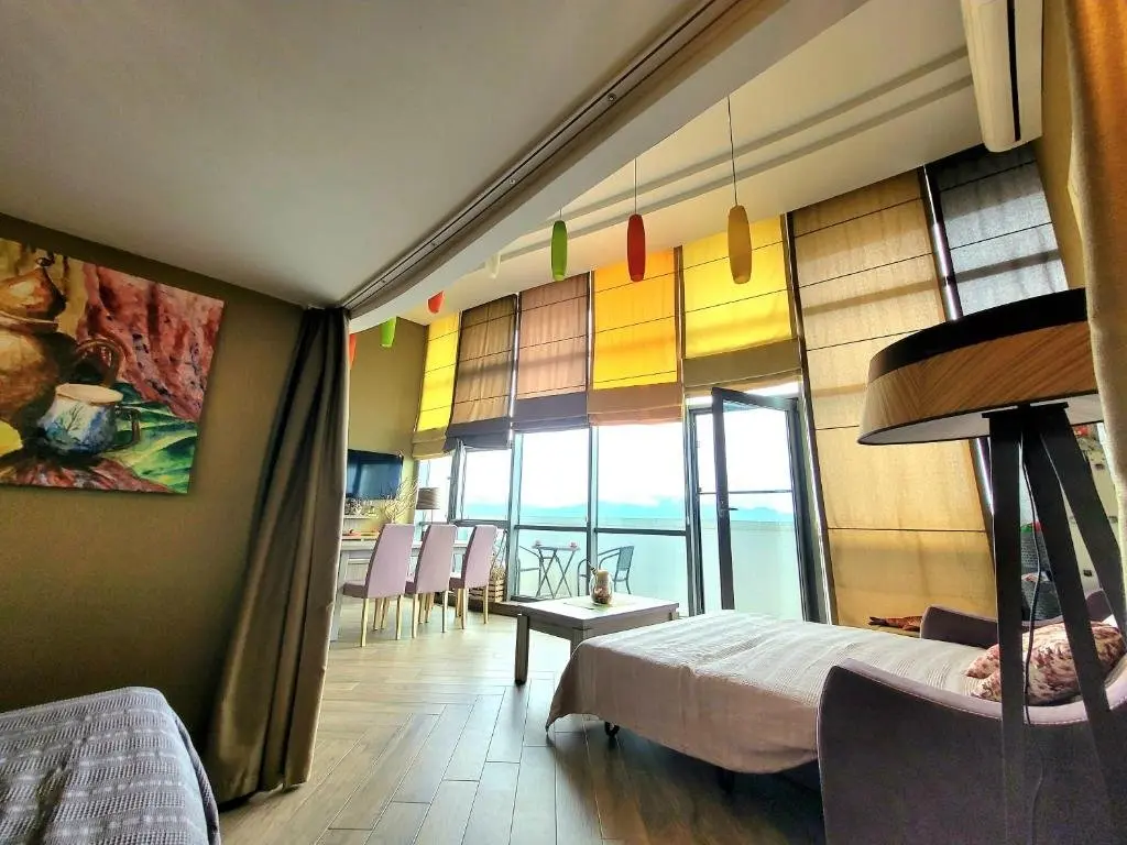 Батуми: 2 levels penthouse with a SUNSET SEA VIEW! Balcony and window 8x4m!