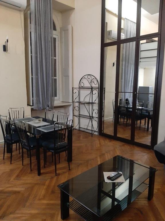 Тбилиси: Apartment Of Old Palace