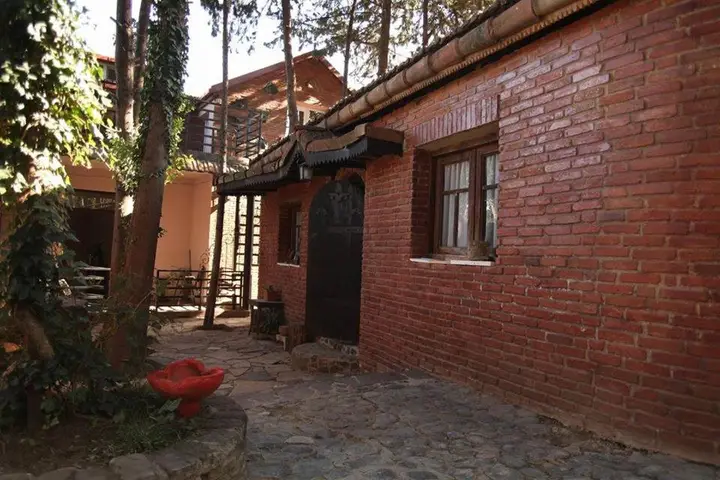 Тбилиси: A Stone man's house