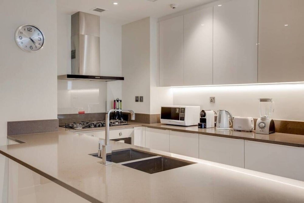 Дубай: Contemporary Apt in Marina Gate Infinity Pool!