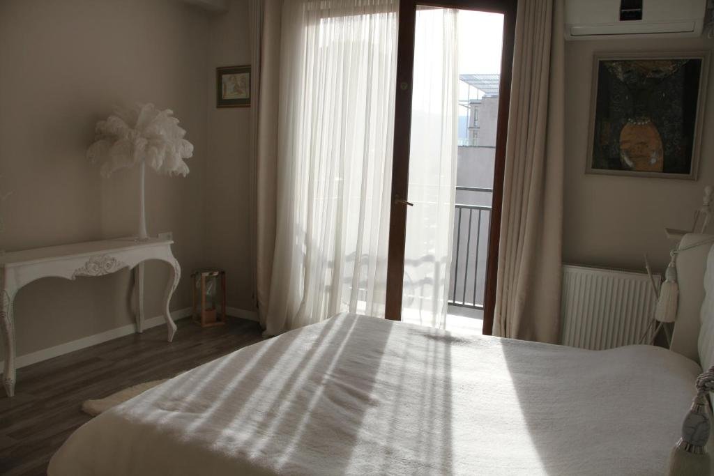 Тбилиси: Two Bedroom Apartment At M2 Saburtalo