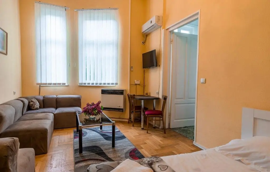 Тбилиси: Rustaveli 36 Apartment