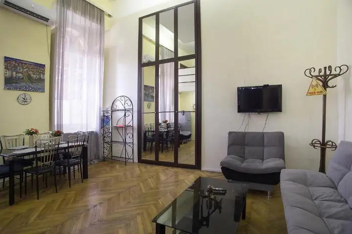 Тбилиси: Tbilisi Center Antresola 9