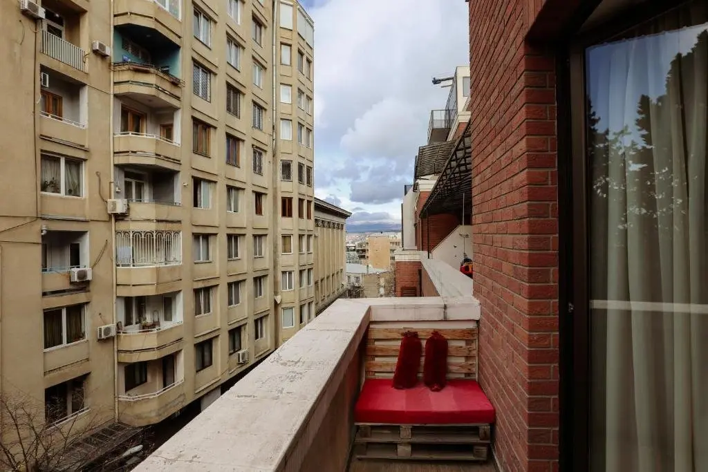 Тбилиси: Hosthub Studio Type Apartment Near Rustaveli Ave.
