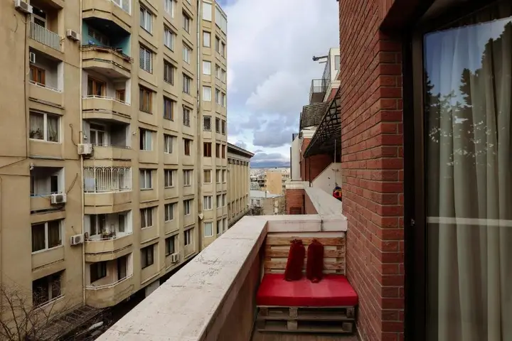 Тбилиси: Hosthub Studio Type Apartment Near Rustaveli Ave.