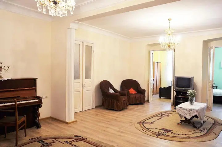 Тбилиси: Tea's Apt Near Opera