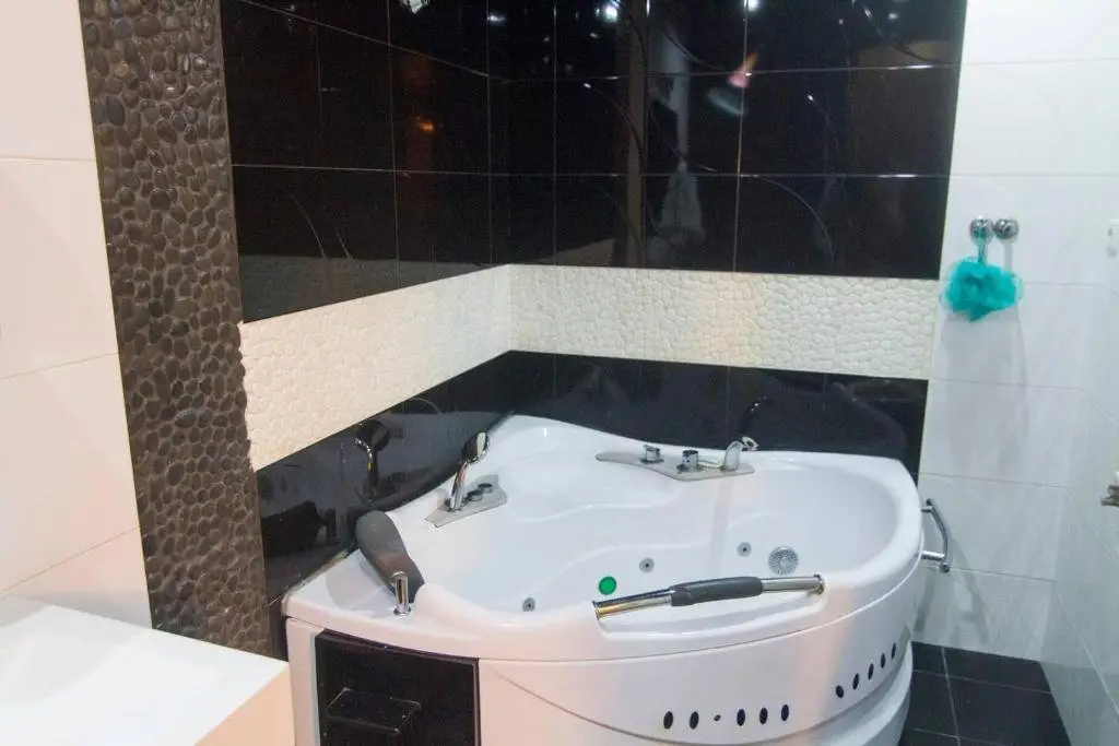 Тбилиси: Vake Cozy Appartament With 3 Bedrooms.