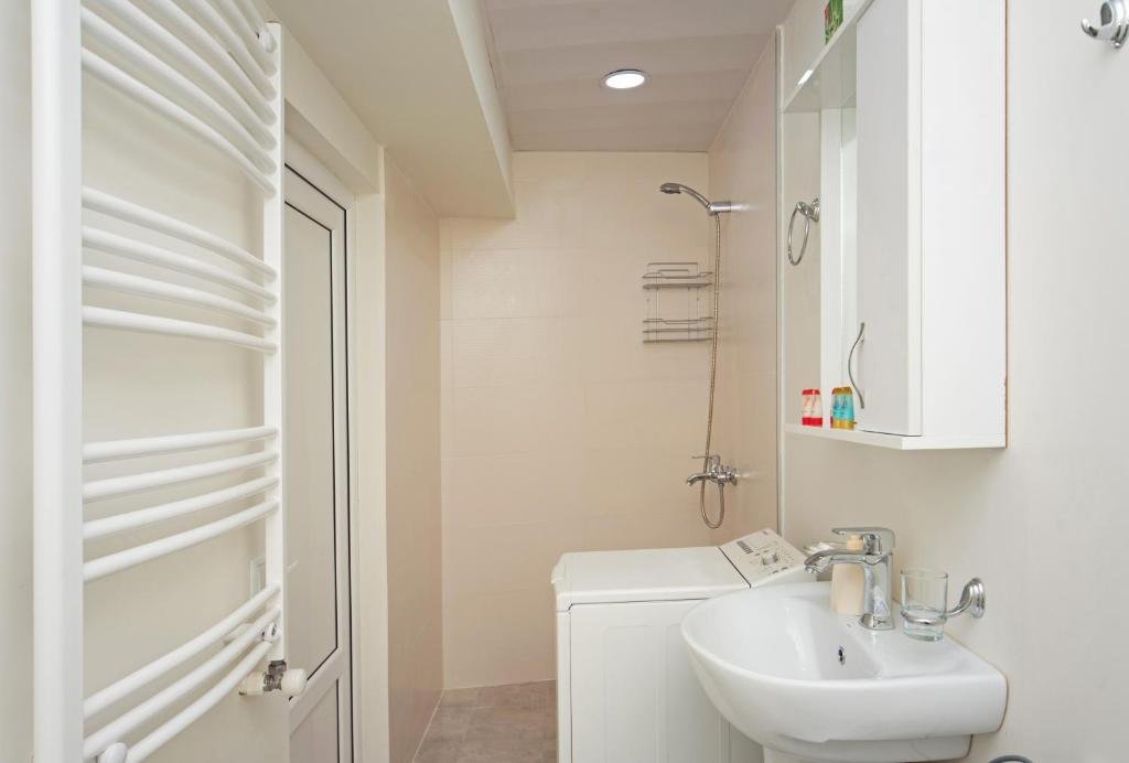 Тбилиси: Spacious 3Br Apt With Balcony In The Heart Of Tbilisi