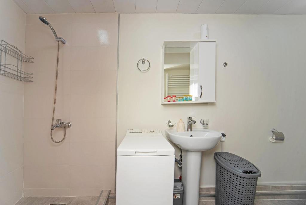 Тбилиси: Spacious 3Br Apt With Balcony In The Heart Of Tbilisi