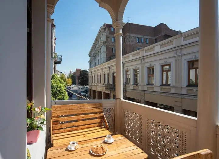 Тбилиси: Spacious 3Br Apt With Balcony In The Heart Of Tbilisi