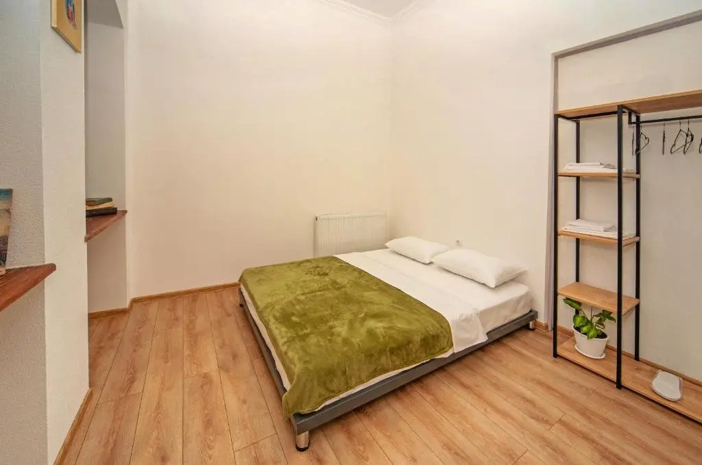 Тбилиси: Spacious 3Br Apt With Balcony In The Heart Of Tbilisi