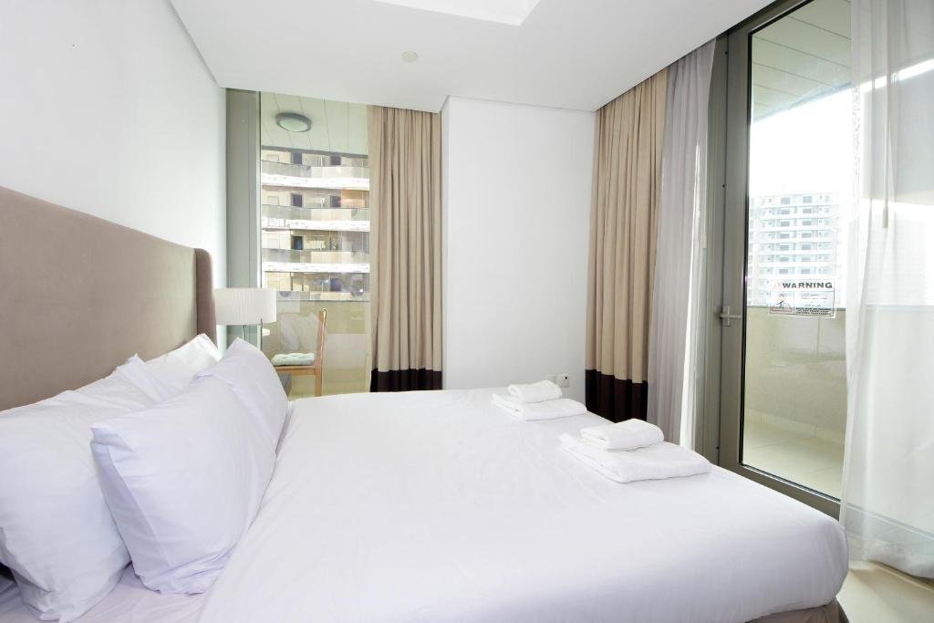 Дубай: Signature Holiday Homes - Luxury 1BR in The Matrix, Dubai Sports City