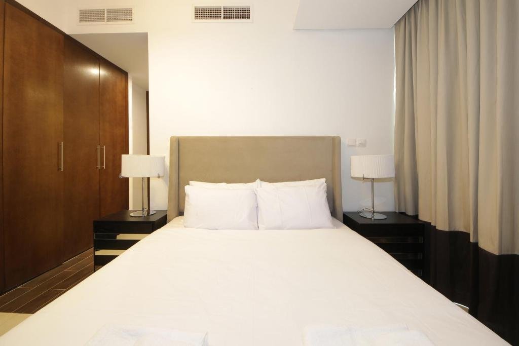Дубай: Signature Holiday Homes - Luxury 1BR in The Matrix, Dubai Sports City