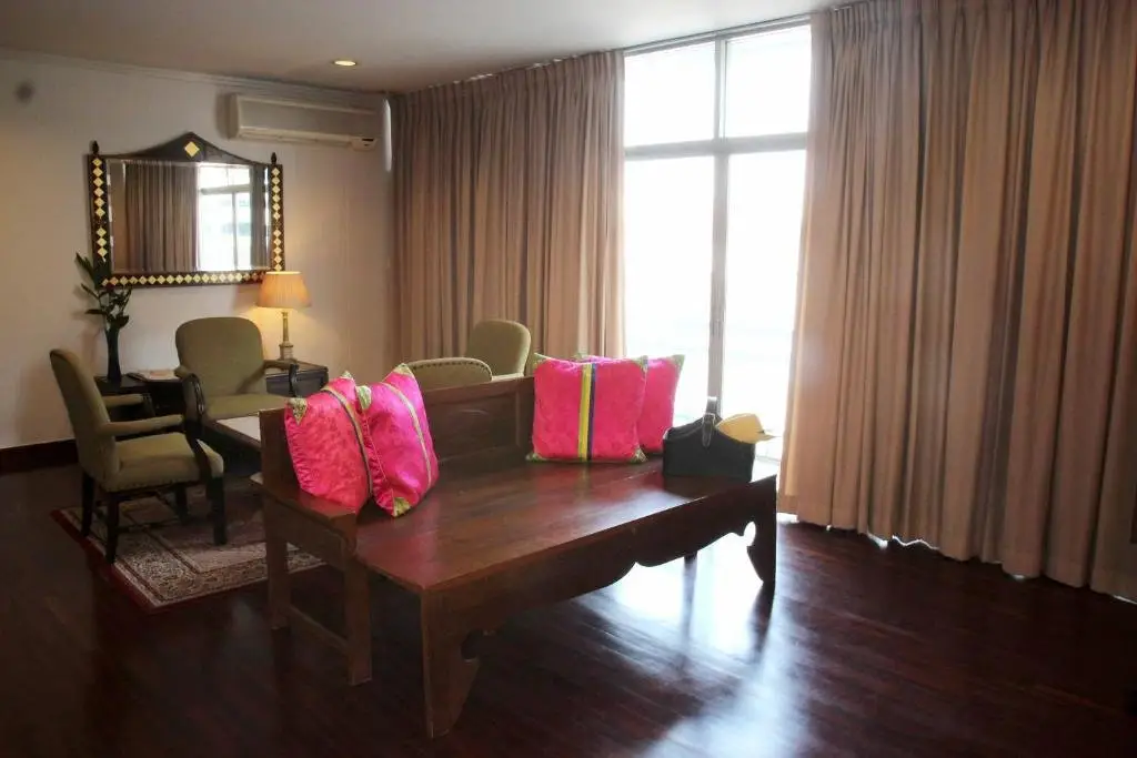 Бангкок: Samsen Suites/ 2 Br Suites for Less