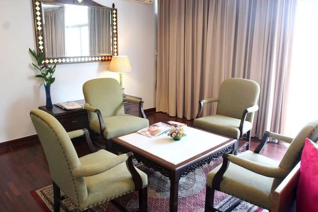 Бангкок: Samsen Suites/ 2 Br Suites for Less