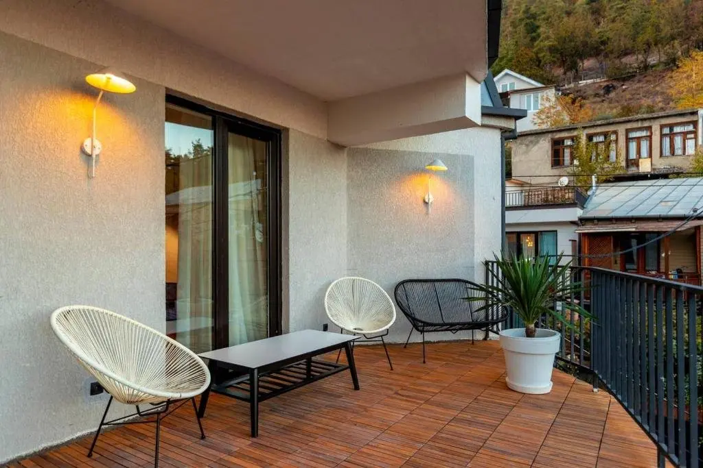 Тбилиси: Stylish 2BR apt w huge terrace in Old Tbilisi
