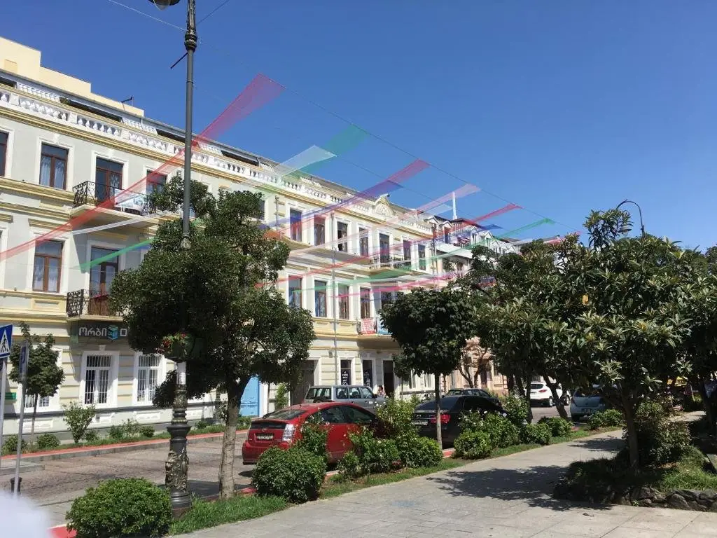 Батуми: Murmani Apartment 3 Bedrooms N1