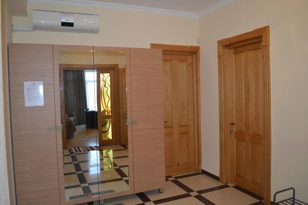 Тбилиси: Mtatsminda Str 27(Ex. Dimitri Kipiani Str 35)