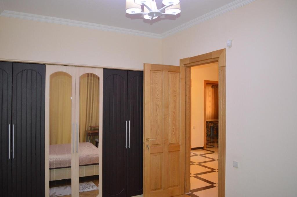Тбилиси: Mtatsminda Str 27(Ex. Dimitri Kipiani Str 35)