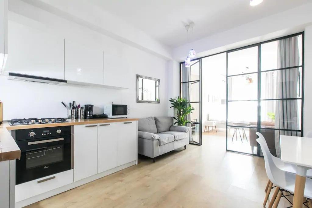 Тбилиси: Newly Built 2 Bedroom Apartment In Old Tbilisi