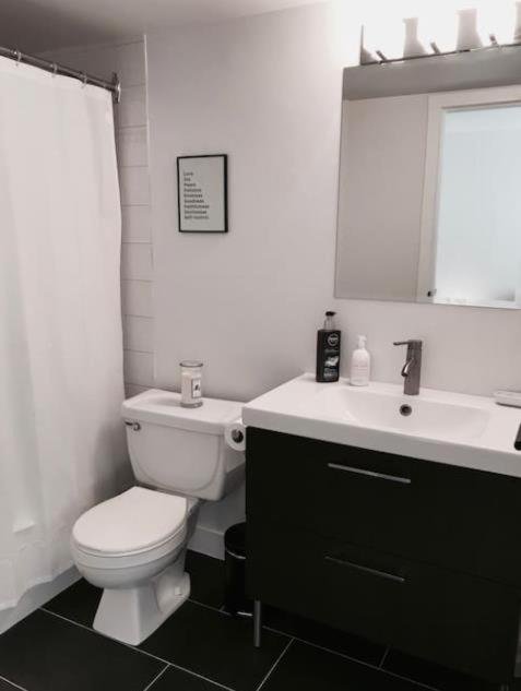 Тбилиси: Modern Suite with Private Bathroom