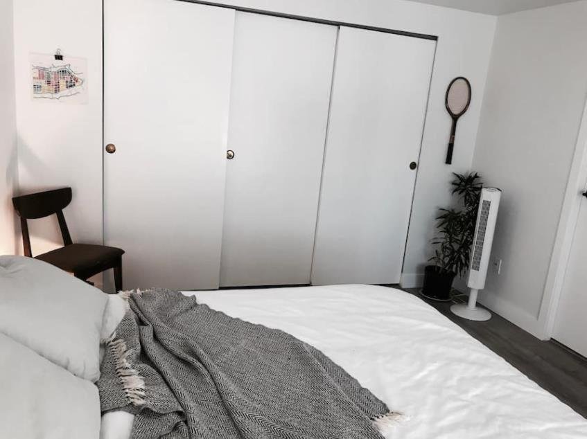 Тбилиси: Modern Suite with Private Bathroom
