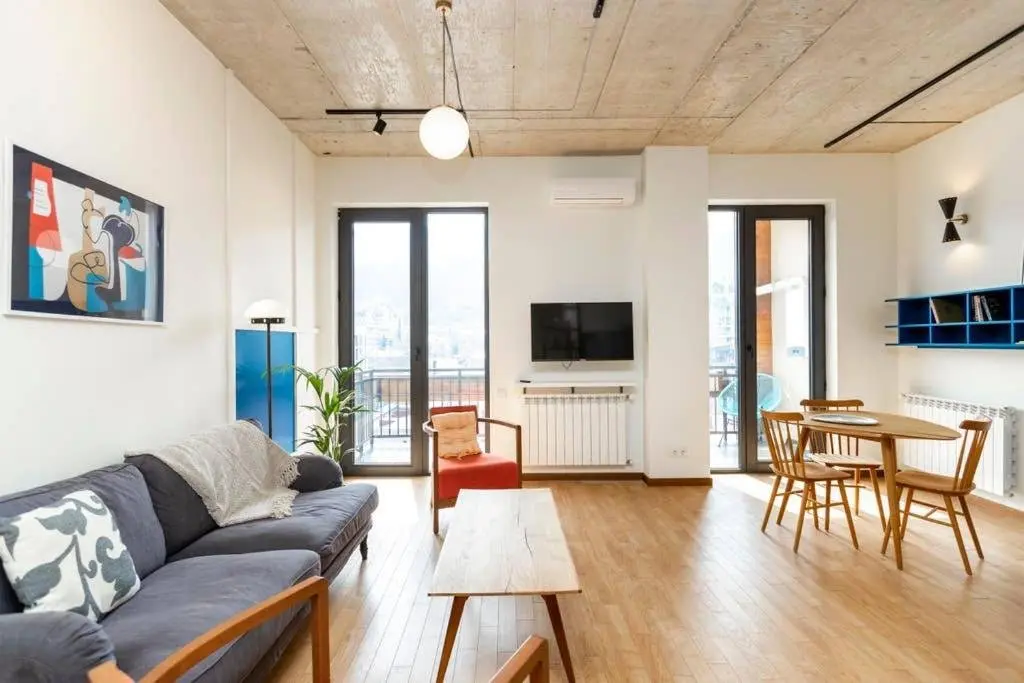 Тбилиси: Modern 1BR apt w spacious balcony & a bathtub