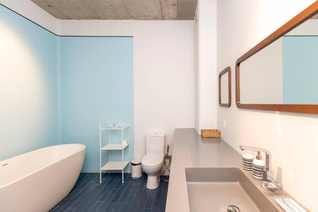 Тбилиси: Modern 1BR apt w spacious balcony & a bathtub