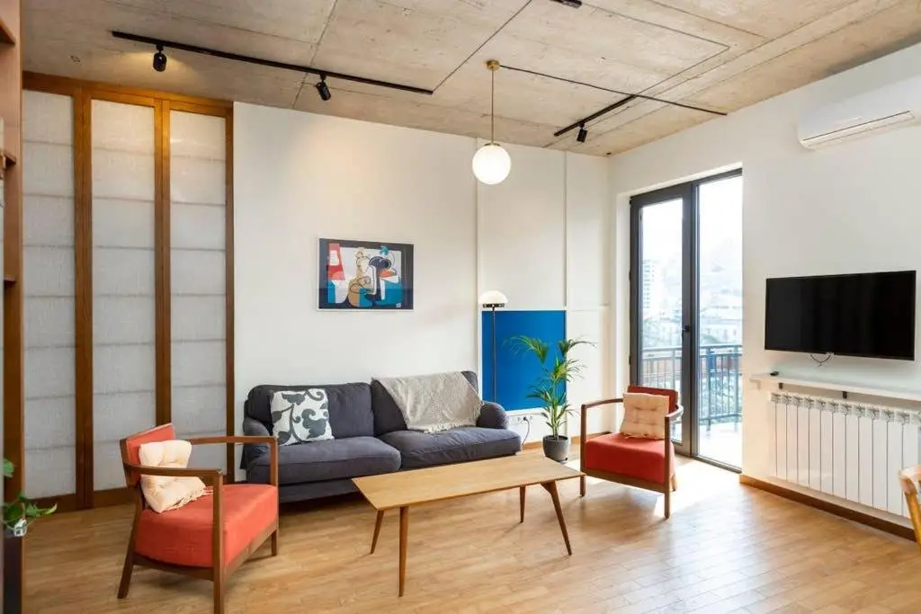 Тбилиси: Modern 1BR apt w spacious balcony & a bathtub