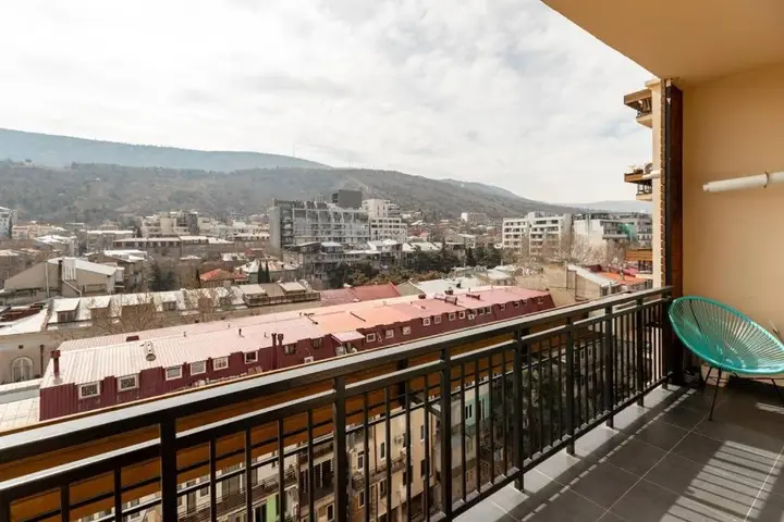 Тбилиси: Modern 1BR apt w spacious balcony & a bathtub