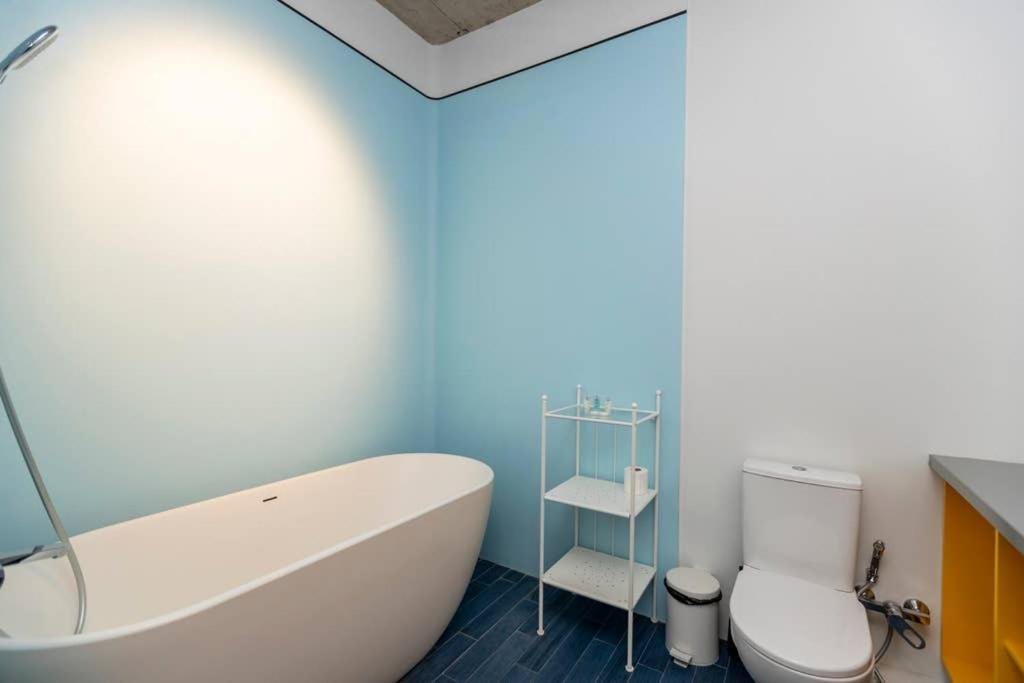 Тбилиси: Modern 1BR apt w spacious balcony & a bathtub