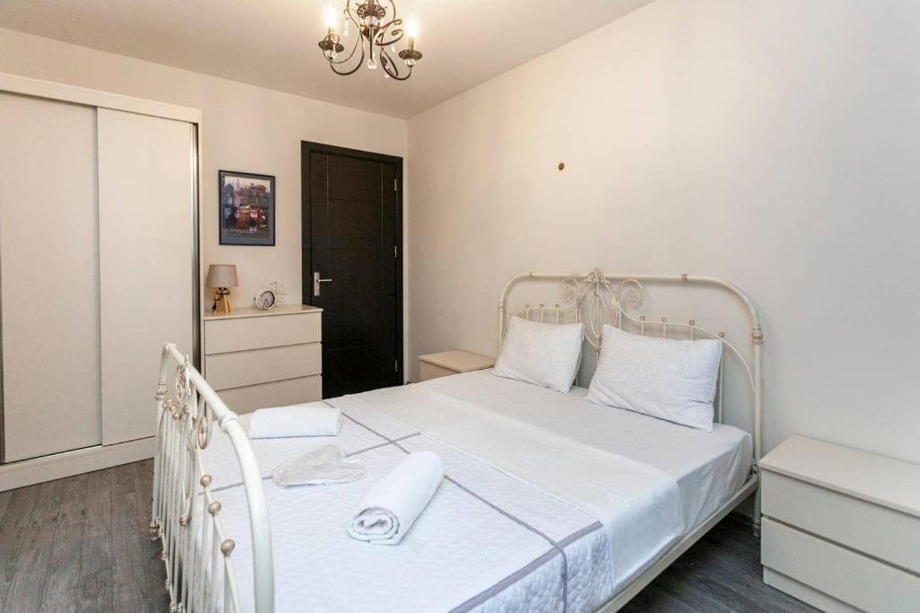 Тбилиси: Prestigious And Cozy 2 Storeyed Apartment In Vake