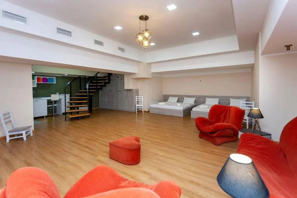 Тбилиси: Prestigious And Cozy 2 Storeyed Apartment In Vake