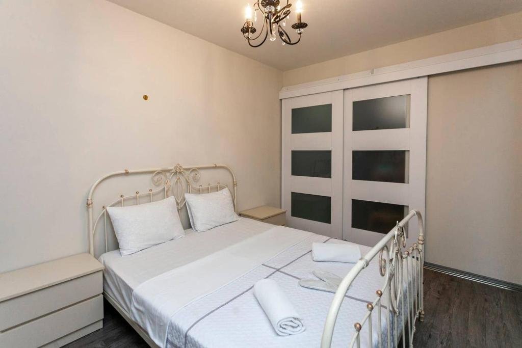 Тбилиси: Prestigious And Cozy 2 Storeyed Apartment In Vake