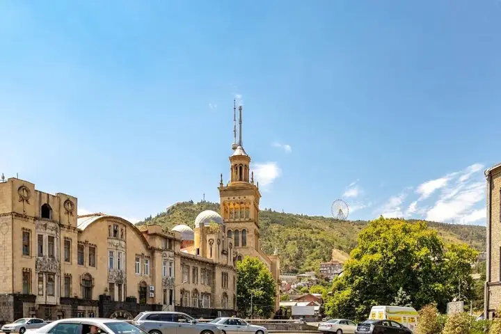Тбилиси: Pero I In Center Of Old Tbilisi