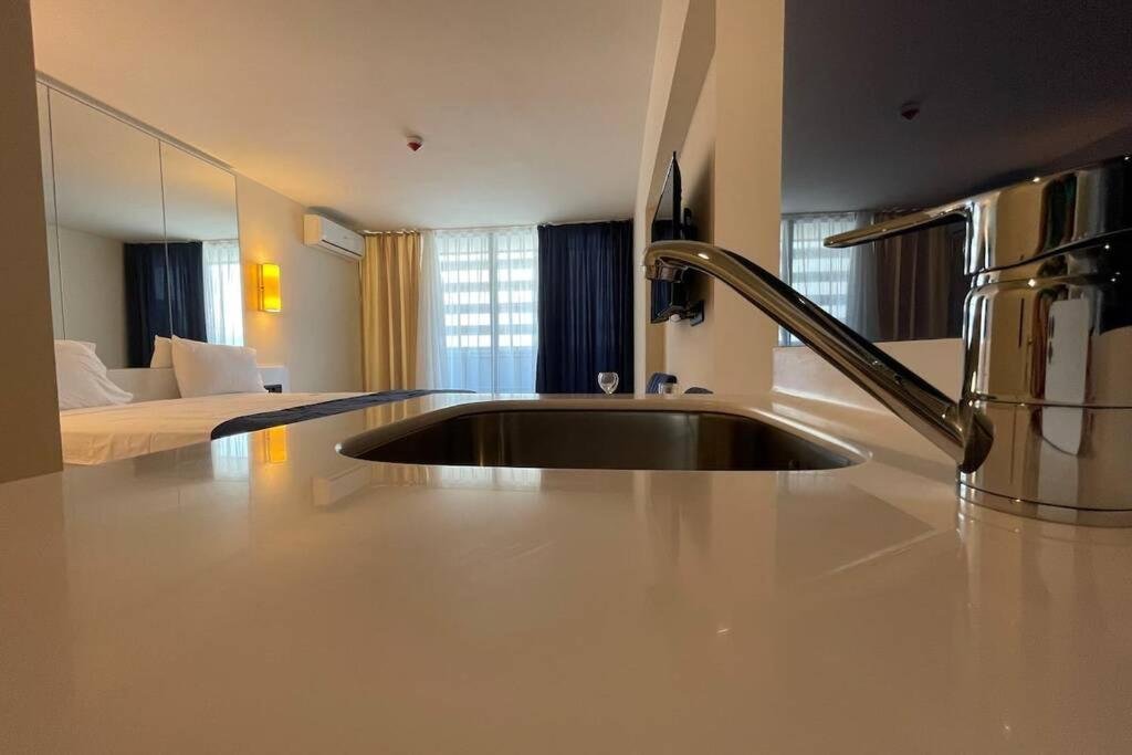 Батуми: Sea View 1 Bedroom Studio Apartment In Orbi City