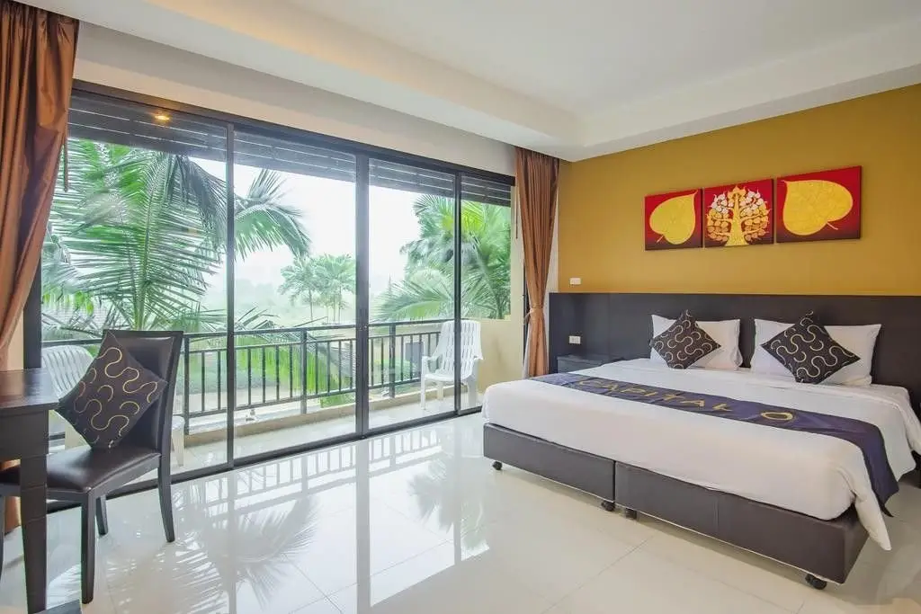 Тхаланг: Capital O 486 Naiyang Beach Hotel