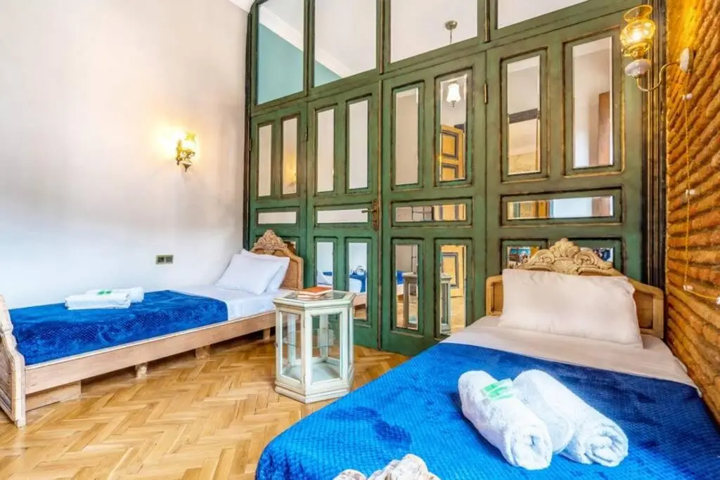 Тбилиси: Old Tbilisi 3Br Apt. 2Bathrooms, 2 Min. From Rustaveli Ave