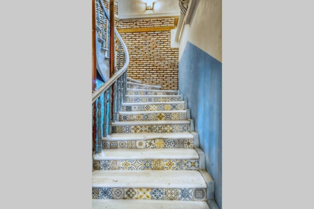 Тбилиси: Old Tbilisi 3Br Apt. 2Bathrooms, 2 Min. From Rustaveli Ave