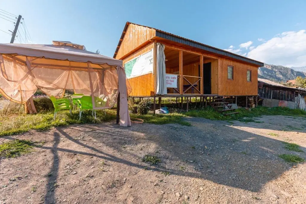 Омало: Guest House Nazo