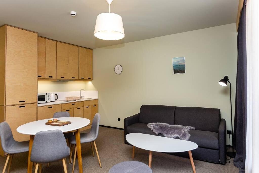 Бакуриани: 2BR apt with a furnished balcony 2 min to Kokhta