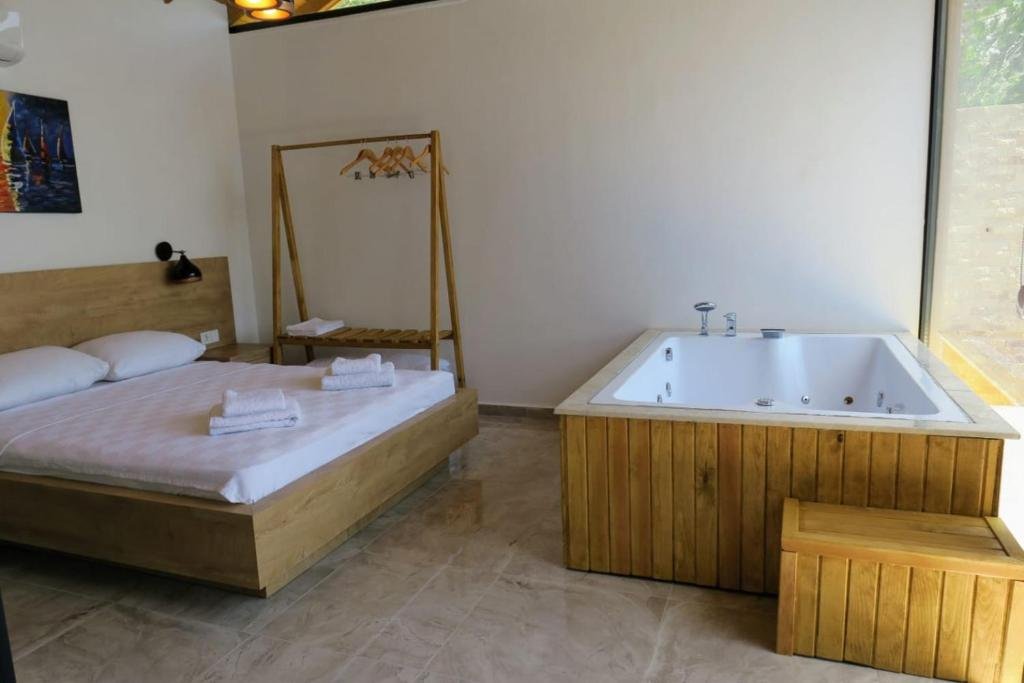 Исламлар: Marvelous Secluded Villa with Jacuzzi Private Pool and a Spacious Backyard in Kalkan