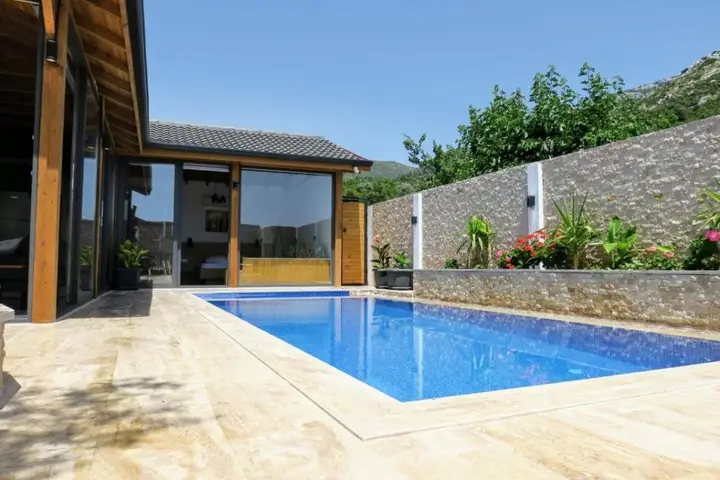 Исламлар: Marvelous Secluded Villa with Jacuzzi Private Pool and a Spacious Backyard in Kalkan