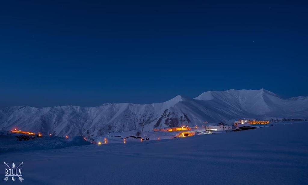 Гудаури: New Gudauri, Alpic, Room #208 with ski-depot