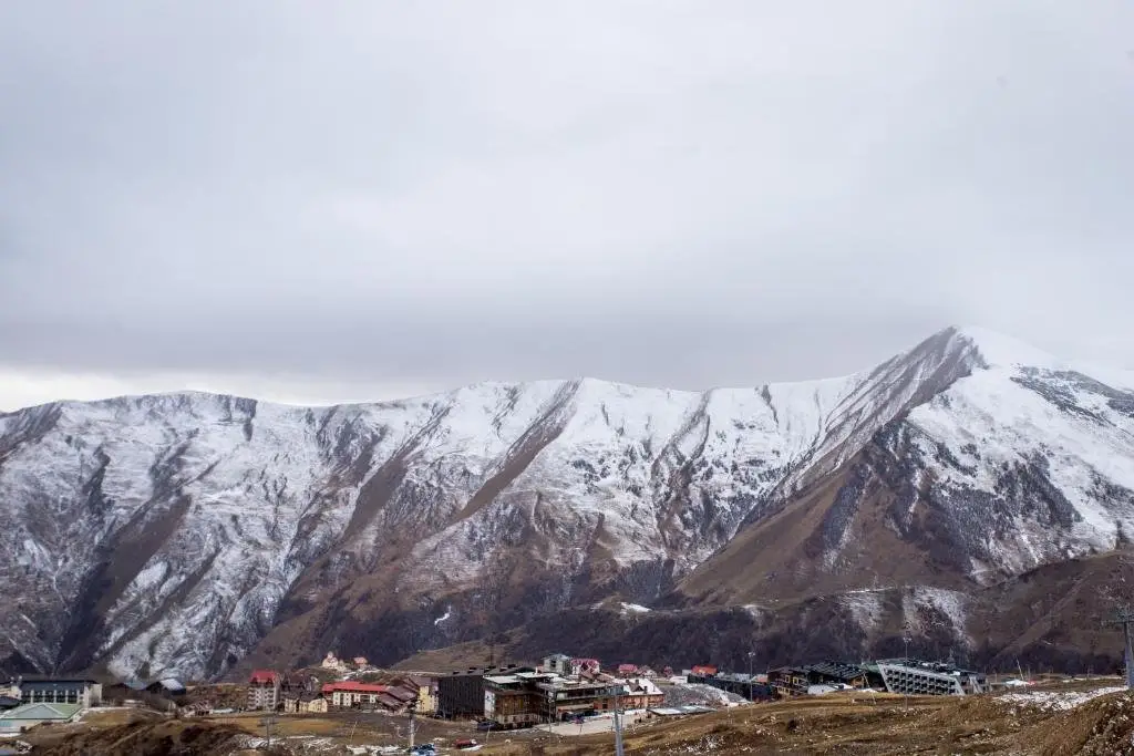 Гудаури: Valley and mountain view, Twins