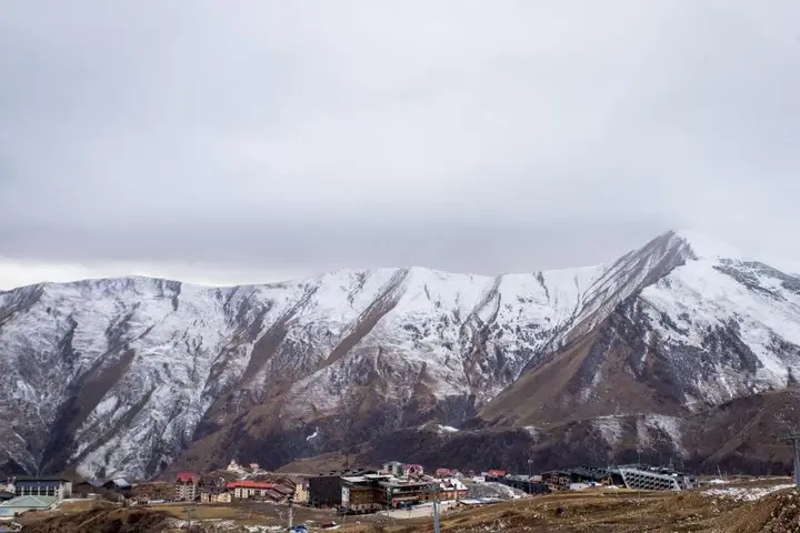 Гудаури: Valley and mountain view, Twins